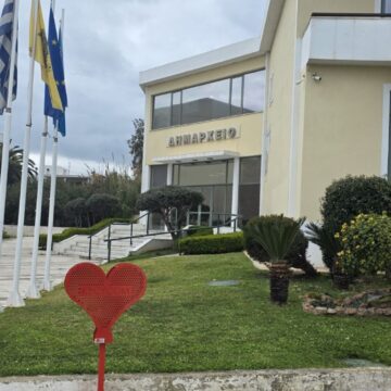 Τοποθετήθηκαν συλλέκτες πλαστικών καπακιών σε σχήμα «καρδιάς»