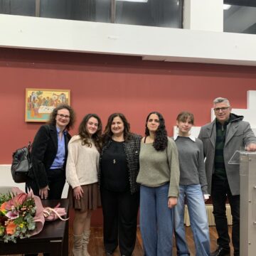 DIONYSOS_ANTHOKLOPH Η «Ανθοκλοπή» της Ζαχαρούλας Γκούντουβα άνθισε στον Διόνυσο
