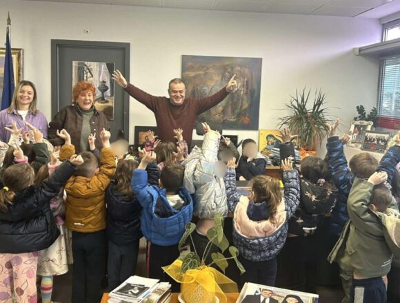 Νηπιάκια επισκέφθηκαν το Δημαρχείο Παλλήνης