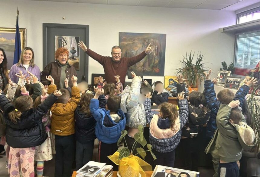 Νηπιάκια επισκέφθηκαν το Δημαρχείο Παλλήνης