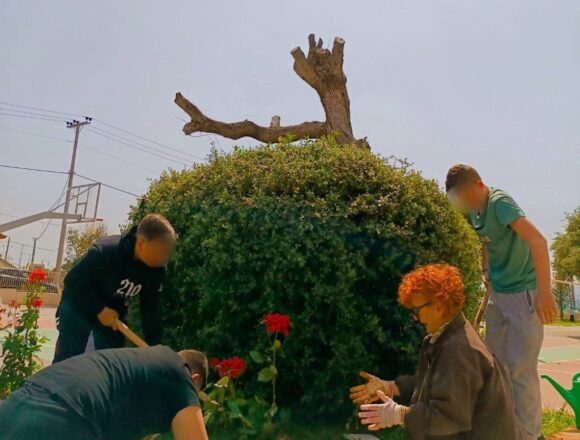 Oι μαθητές φύτεψαν και γέμισαν το σχολείο τους με χρώματα και αρώματα!