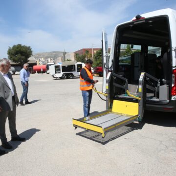 Ενισχύεται με 7 νέα οχήματα η δωρεάν Υπηρεσία Μετακίνησης ΑμεΑ