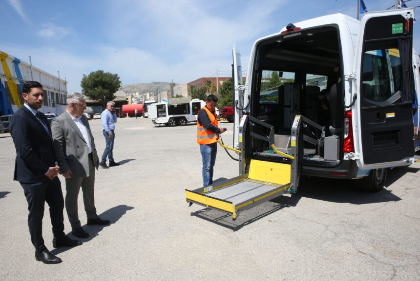 Ενισχύεται με 7 νέα οχήματα η δωρεάν Υπηρεσία Μετακίνησης ΑμεΑ