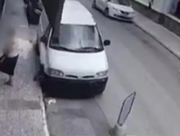 Παιδιά 8 και 16 ετών λήστεψαν 72χρονη έξω από το σπίτι της