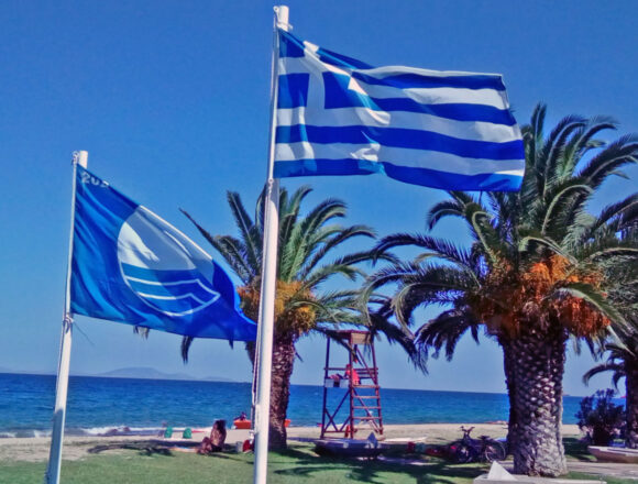 Γαλάζιες σημαίες σε δεκαεπτά παραλίες του Νομού Αττικής