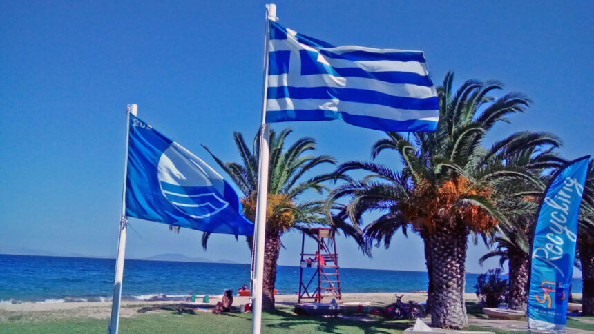 Γαλάζιες σημαίες σε δεκαεπτά παραλίες του Νομού Αττικής