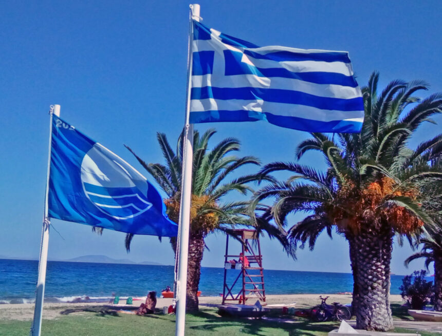Γαλάζιες σημαίες σε δεκαεπτά παραλίες του Νομού Αττικής