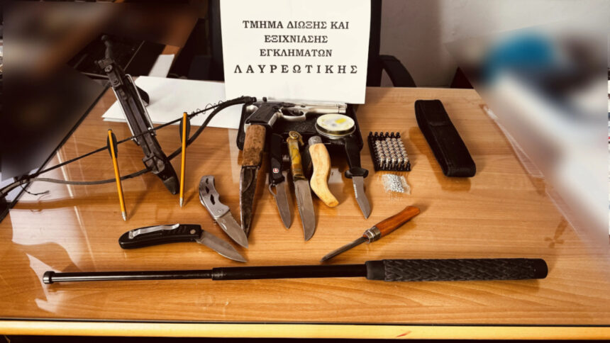 LAYRIO_OPLA Συνελήφθη 56χρονος με βαλλίστρα, μαχαίρια, σουγιάδες και πιστόλι τύπου ρέπλικα