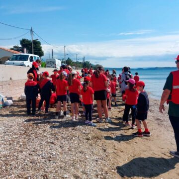 Εθελοντική δράση καθαρισμού στην παραλία Αγίου Παντελεήμονα