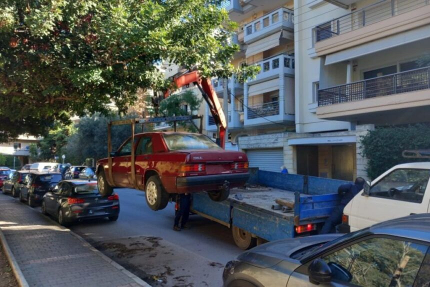 PALLHNH_EGKATELELEIMMENA OXHMATA Απομακρύνθηκαν πάνω από 150 εγκαταλελειμμένα οχήματα