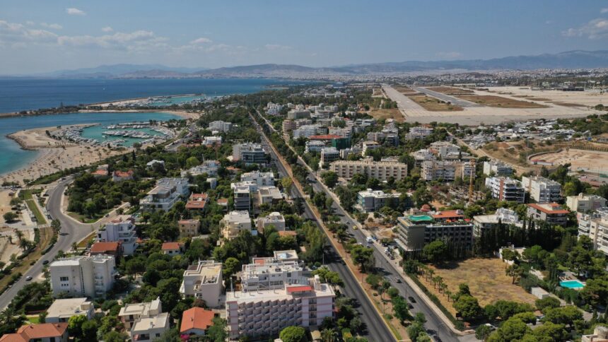 Aerial,Drone,Photo,Of,Famous,Glyfada,Seaside,Area,,Athens,Riviera, Οι νέες επενδυτικές τάσεις σε μια αγορά πολλών ταχυτήτων