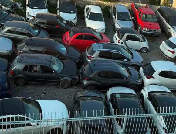 Εξαρθρώθηκε το κύκλωμα που έκλεβε, παραποιούσε και μεταπωλούσε οχήματα