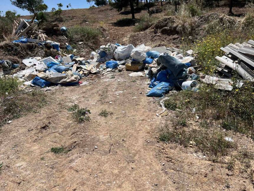 Μήνυση κατά ιδιωτών που πιάστηκαν επ’ αυτοφώρω να ρίχνουν μπάζα σε δασική έκταση