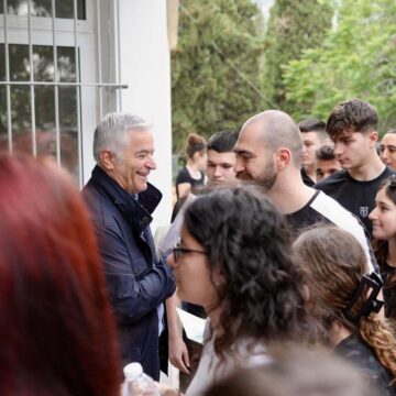 PAIANIA_PANELLADIKES EXETASEIS Συμβολικό δώρο του Δημάρχου Ισίδωρου Μάδη στους συμμετέχοντες στις πανελλαδικές εξετάσεις