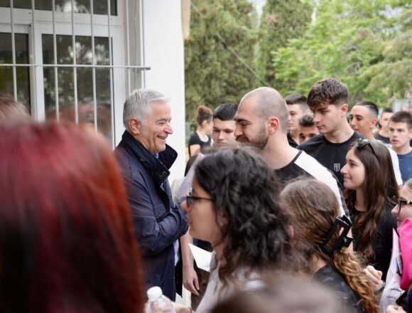 Συμβολικό δώρο του Δημάρχου Ισίδωρου Μάδη στους συμμετέχοντες στις πανελλαδικές εξετάσεις