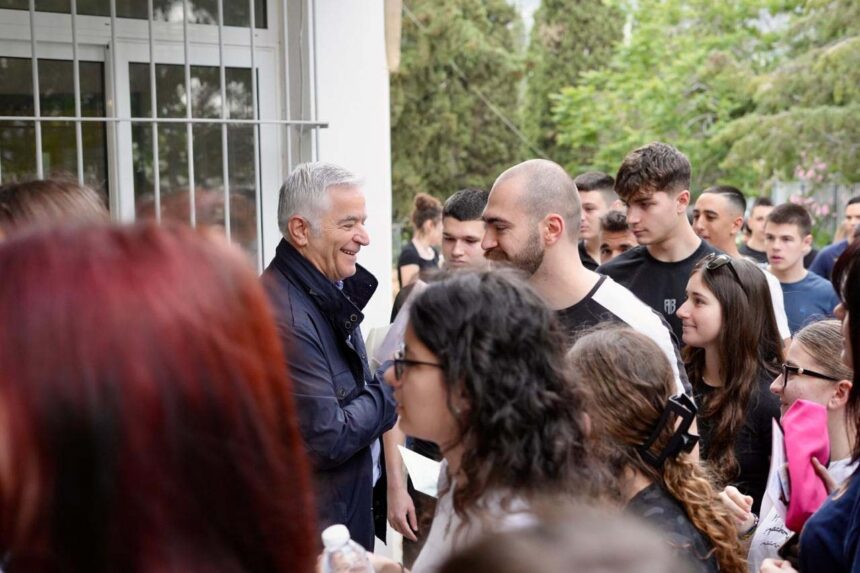 PAIANIA_PANELLADIKES EXETASEIS Συμβολικό δώρο του Δημάρχου Ισίδωρου Μάδη στους συμμετέχοντες στις πανελλαδικές εξετάσεις
