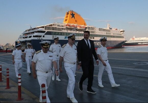 KIKILIAS Επίσκεψη Βασίλη Κικίλια στο λιμάνι του Πειραιά