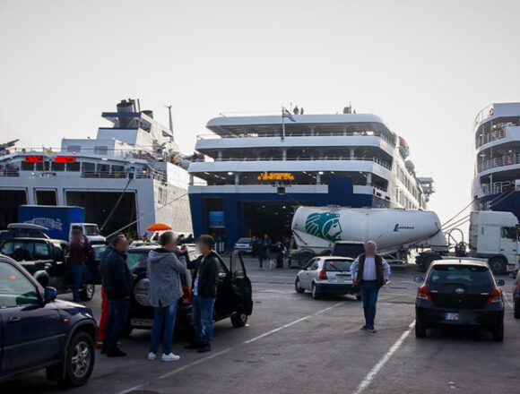 Κήρυξη 24ωρης απεργίας στα πλοία που αποπλέουν από Ραφήνα
