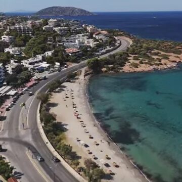 Προσβάσιμη πλέον και για άτομα με αναπηρία η παραλία Σαρωνίδας