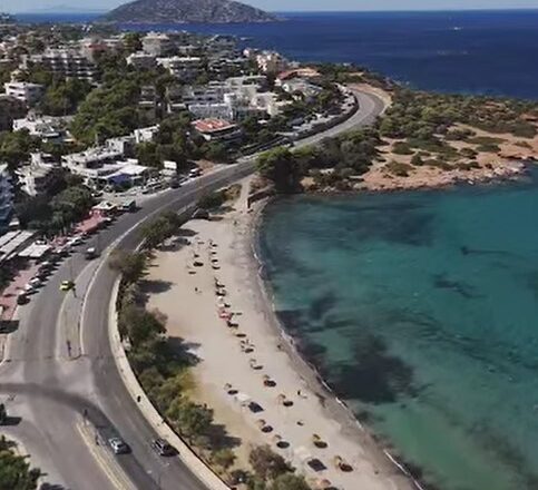 Προσβάσιμη πλέον και για άτομα με αναπηρία η παραλία Σαρωνίδας