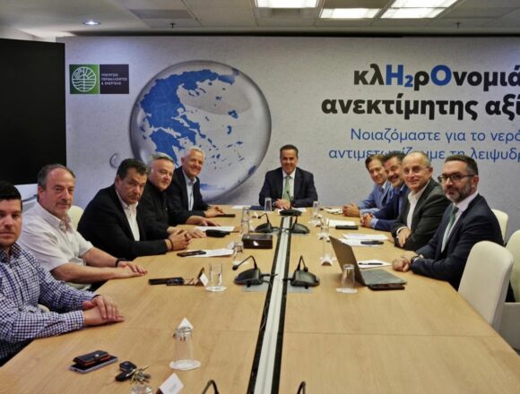 SYNANTHSH PAPASTAYROY ME DHMARXOYS ATTIKHS Συνάντηση με Δημάρχους της Αττικής για τη διαχείριση των υδάτων