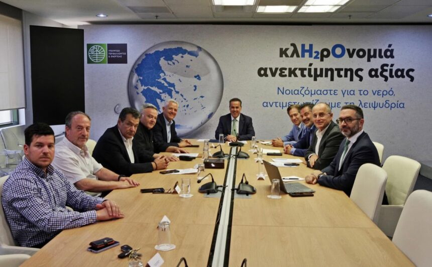 SYNANTHSH PAPASTAYROY ME DHMARXOYS ATTIKHS Συνάντηση με Δημάρχους της Αττικής για τη διαχείριση των υδάτων