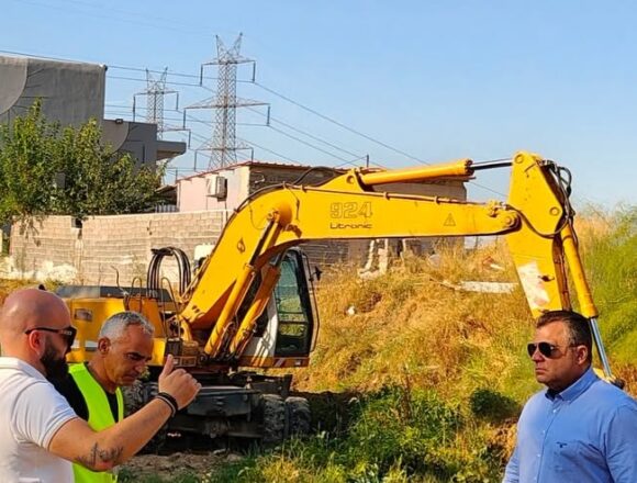 Σε εξέλιξη οι εργασίες καθαρισμού στο ρέμα Αγίου Διονυσίου