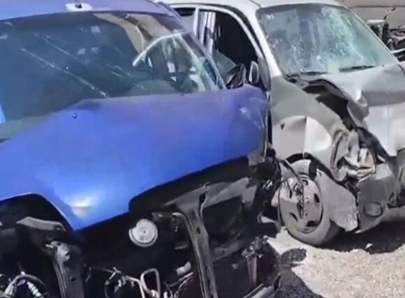 Φονική μετωπική σύγκρουση δύο αυτοκινήτων με έναν νεκρό