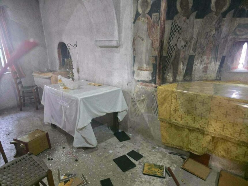 Άγνωστοι βανδάλισαν εκκλησάκι στον Σαρωνικό